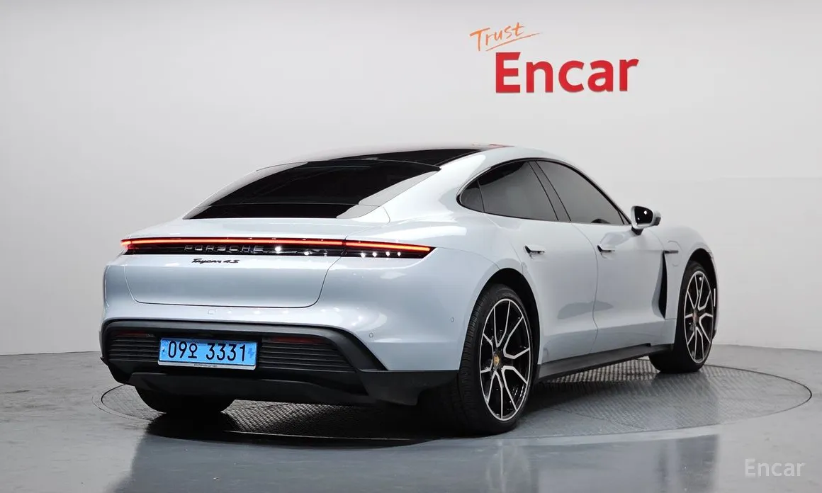 Фото 2 - Porsche Taycan