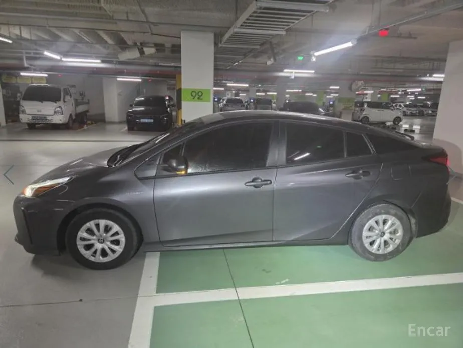 Фото 2 - Toyota Prius