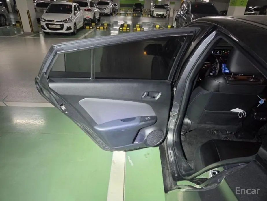 Фото 9 - Toyota Prius