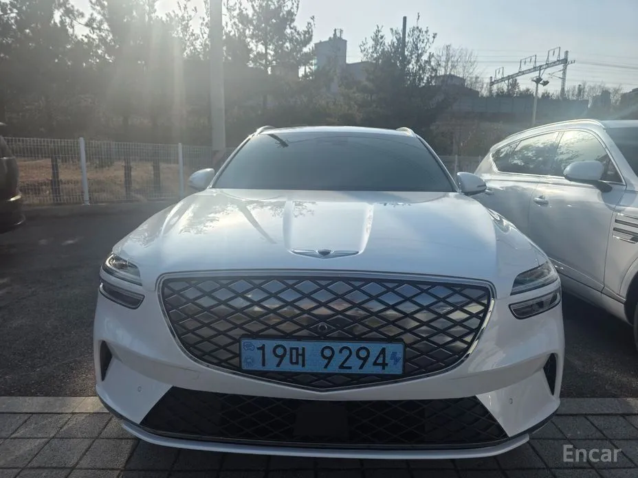 Фото 1 - Genesis GV70