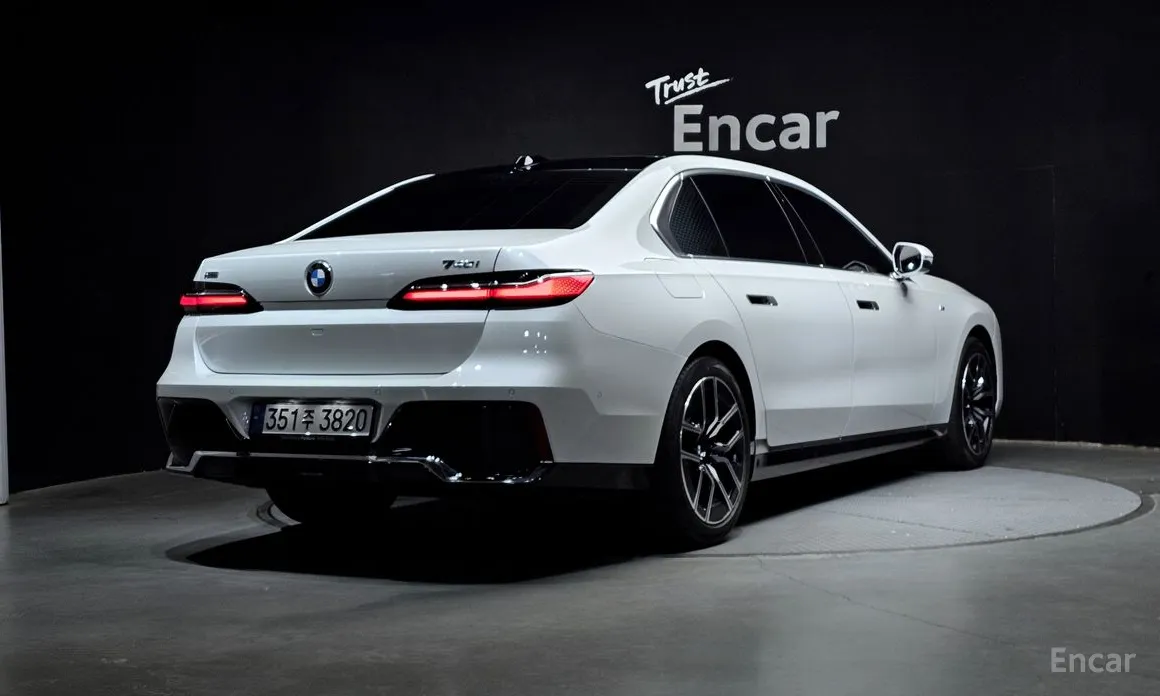 Фото 2 - BMW 7 Series