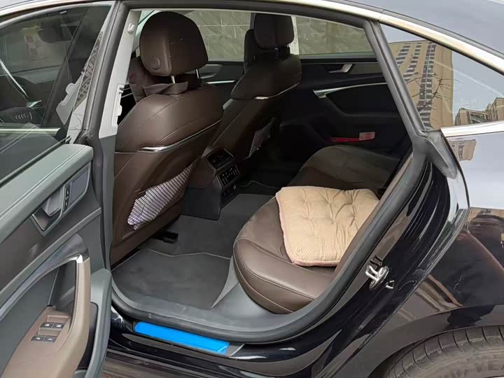 Фото 9 - Audi A7L