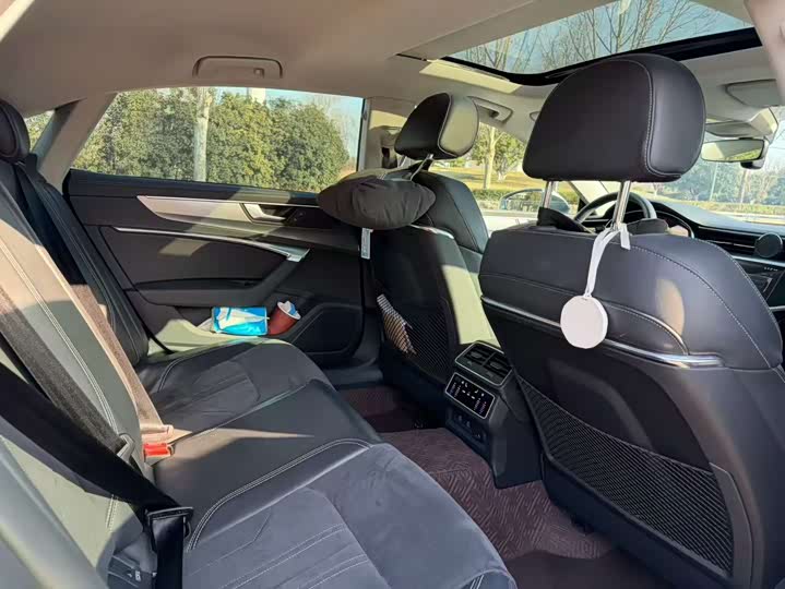 Фото 6 - Audi A7L