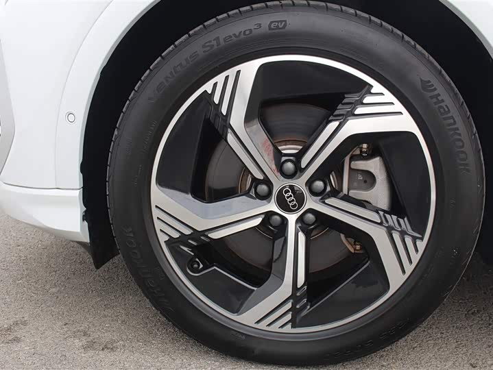 Фото 7 - Audi Q4 e-tron