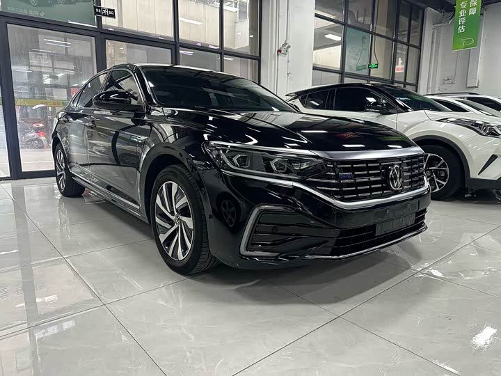 Фото 2 - Volkswagen Passat Hybrid