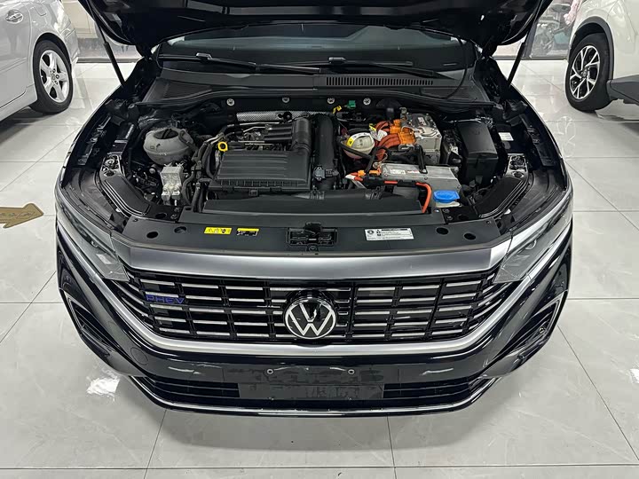 Фото 4 - Volkswagen Passat Hybrid