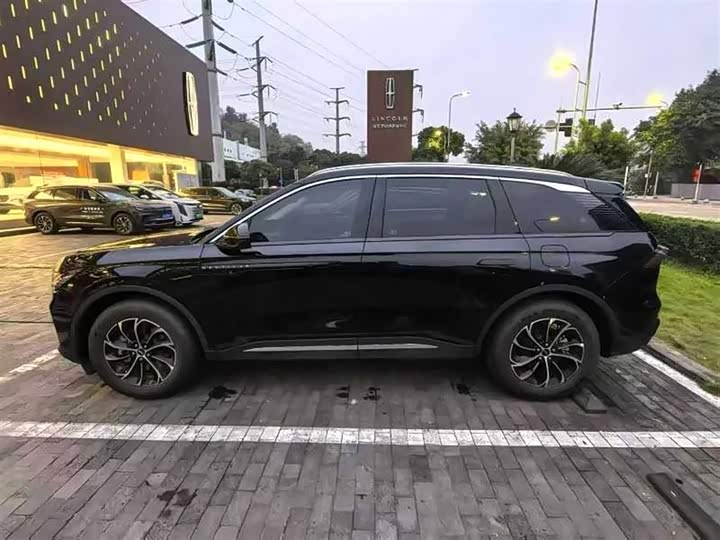 Фото 2 - Lincoln Nautilus