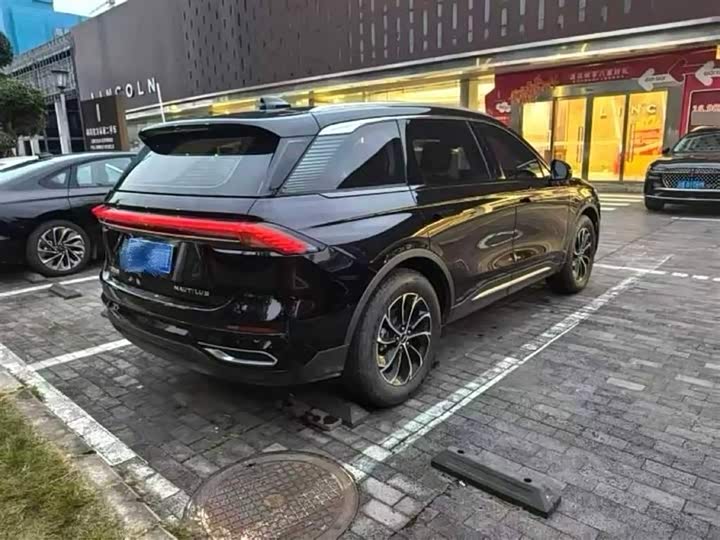 Фото 9 - Lincoln Nautilus