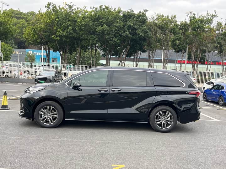 Фото 7 - Toyota Sienna