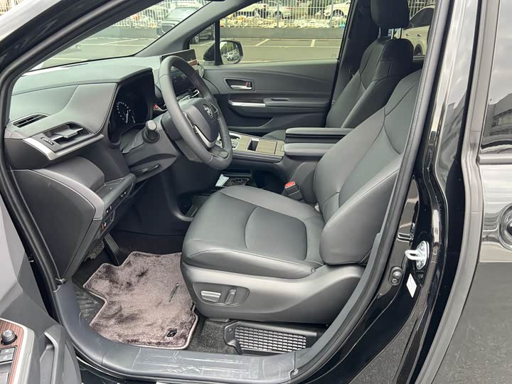 Фото 9 - Toyota Sienna