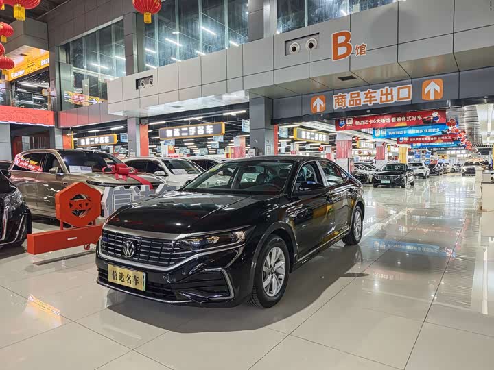 Фото 1 - Volkswagen Passat Hybrid