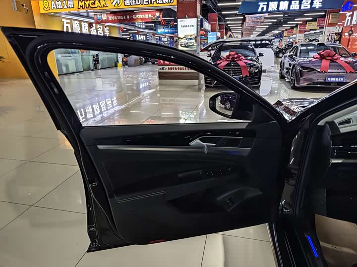 Фото 6 - Volkswagen Passat Hybrid