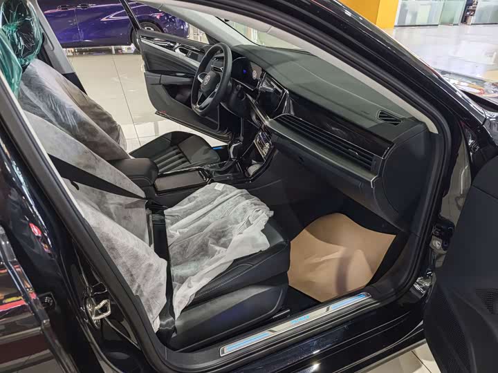 Фото 9 - Volkswagen Passat Hybrid