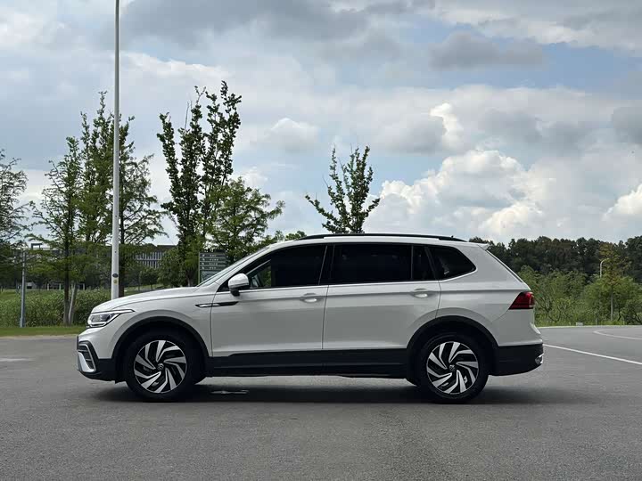 Фото 4 - Volkswagen Tiguan L Pro