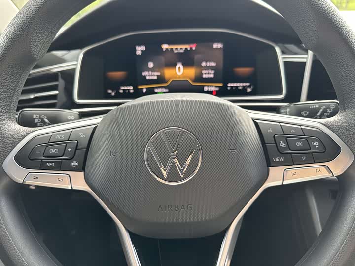 Фото 9 - Volkswagen Tiguan L Pro