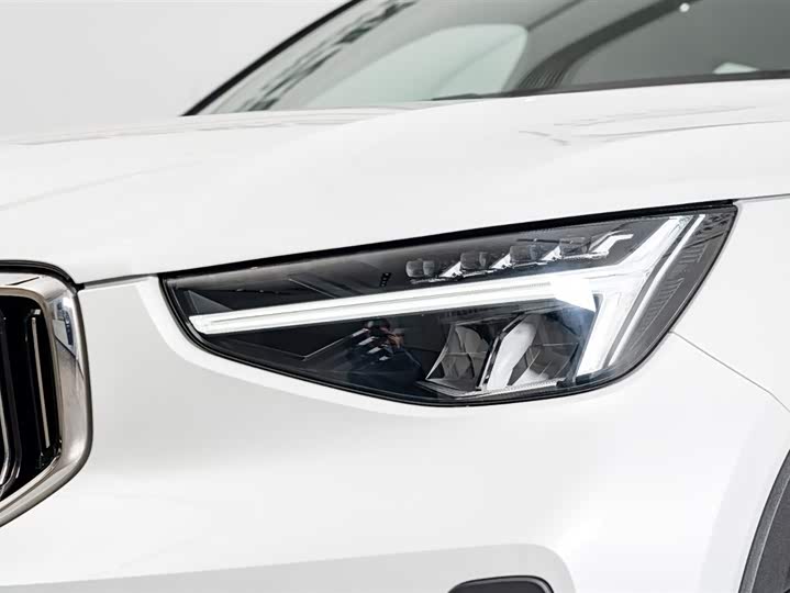 Фото 4 - Volvo XC40