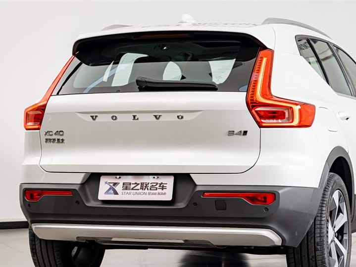Фото 8 - Volvo XC40