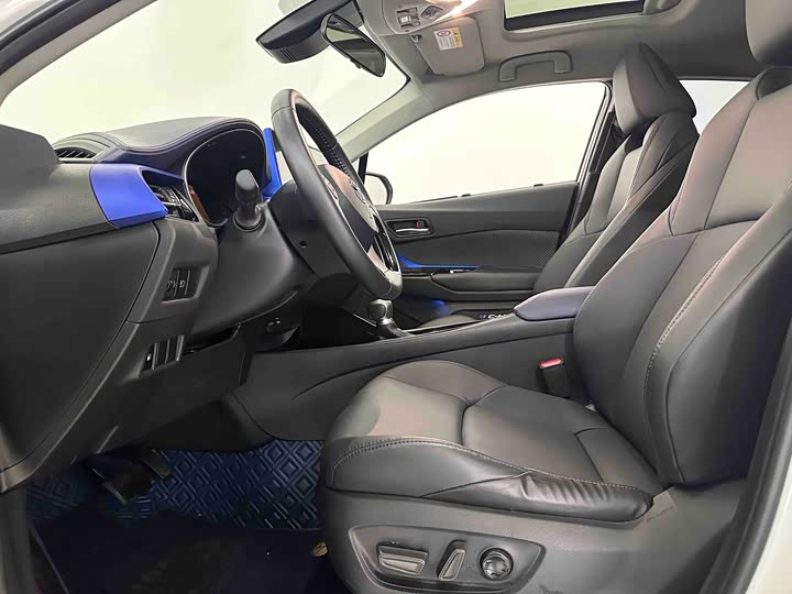 Фото 8 - Toyota C-HR