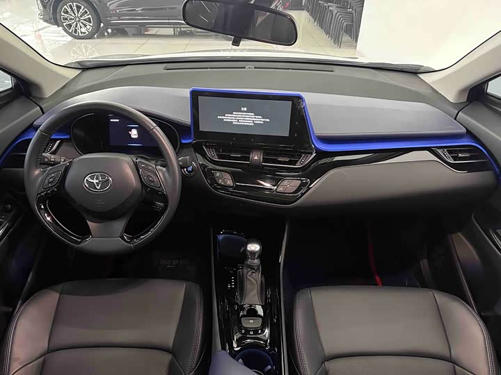 Фото 9 - Toyota C-HR