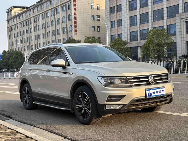 Фото 2 - Volkswagen Tiguan L Pro