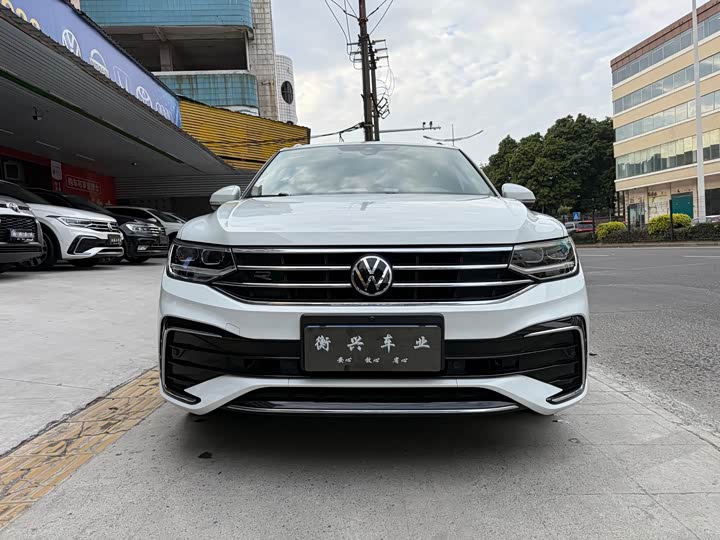 Фото 2 - Volkswagen Tiguan L Pro