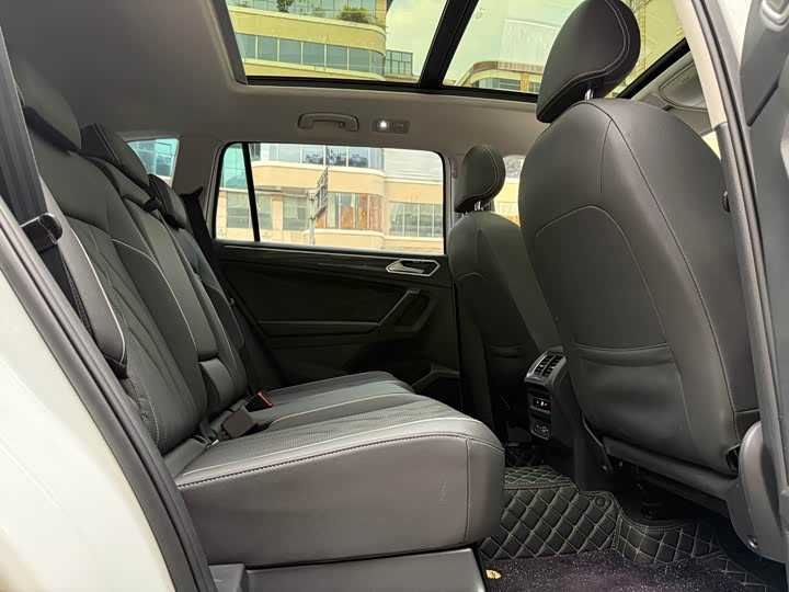 Фото 9 - Volkswagen Tiguan L Pro