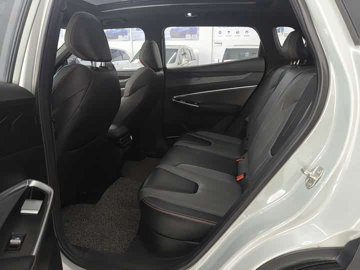 Фото 9 - Geely Atlas