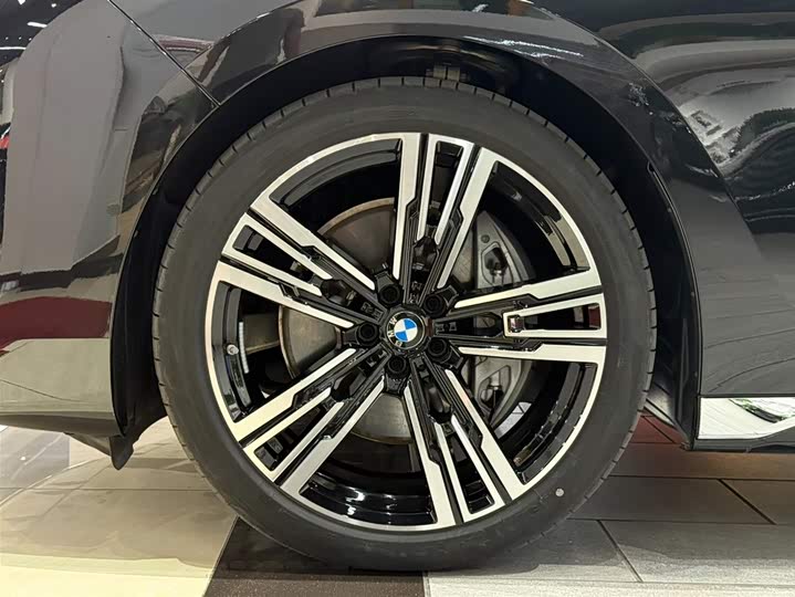 Фото 8 - BMW 7 Series