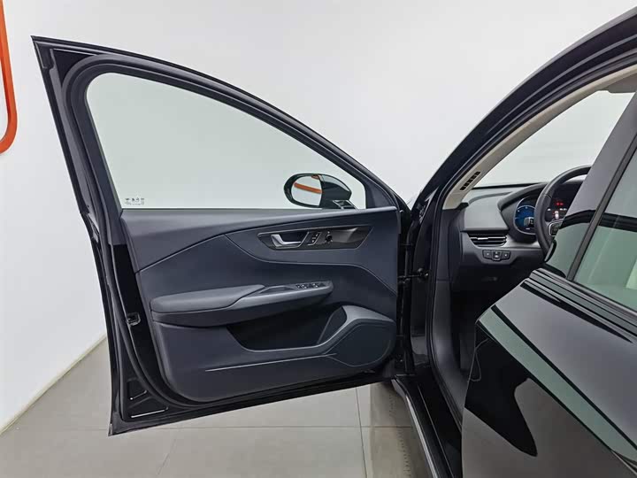 Фото 8 - Hongqi E-QM5