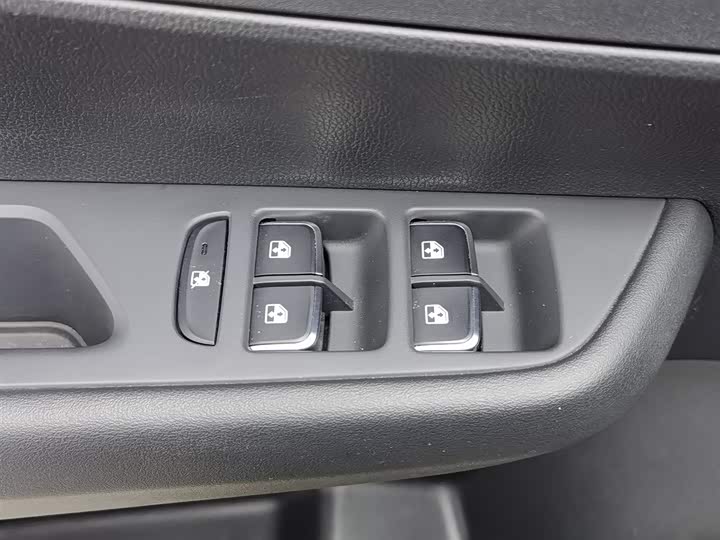 Фото 9 - Hongqi E-QM5