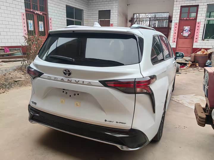 Фото 2 - Toyota Granvia