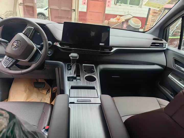 Фото 3 - Toyota Granvia