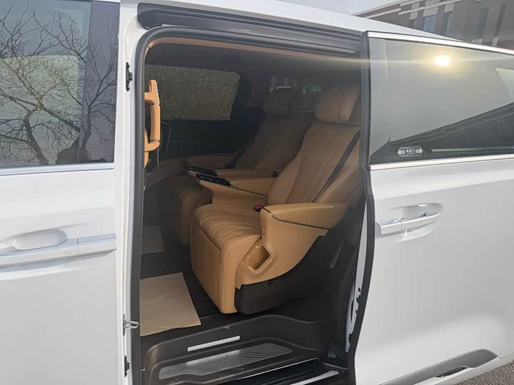 Фото 9 - Denza D9