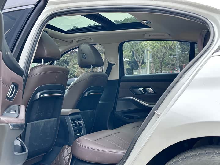 Photo 8 - BMW 3 Series