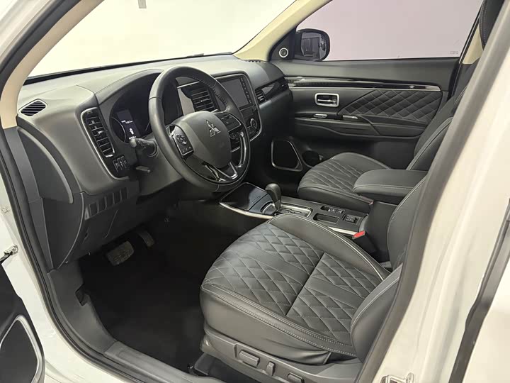 Фото 6 - Mitsubishi Outlander