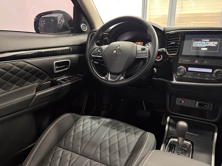 Фото 8 - Mitsubishi Outlander