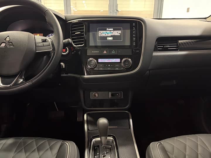 Фото 9 - Mitsubishi Outlander