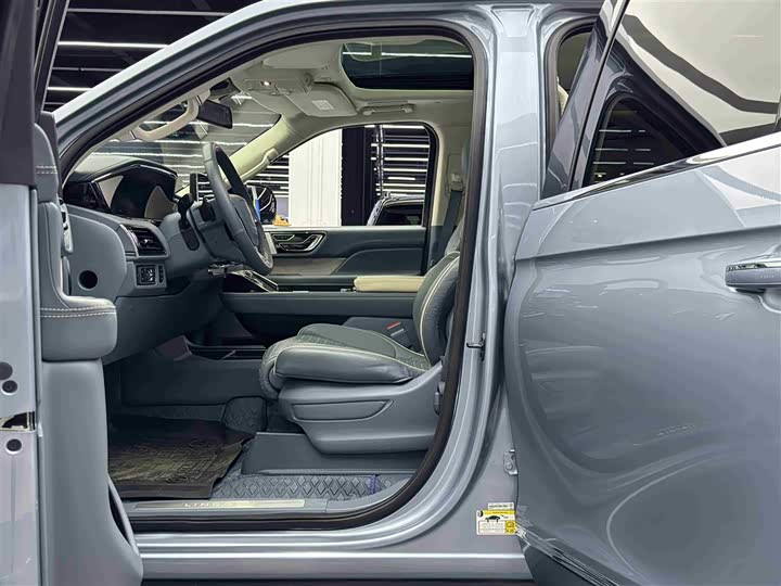 Фото 6 - Lincoln Navigator