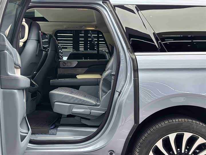 Фото 7 - Lincoln Navigator