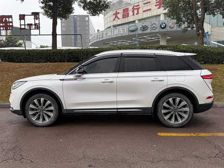 Фото 3 - Lincoln Corsair