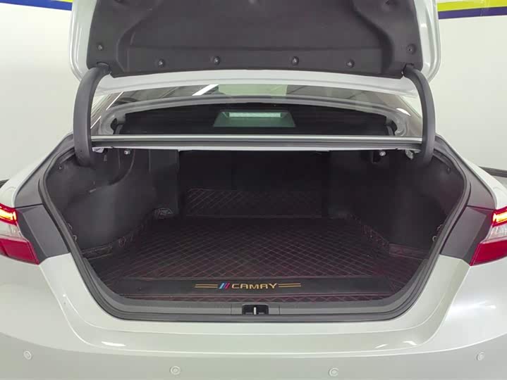 Фото 4 - Toyota Camry