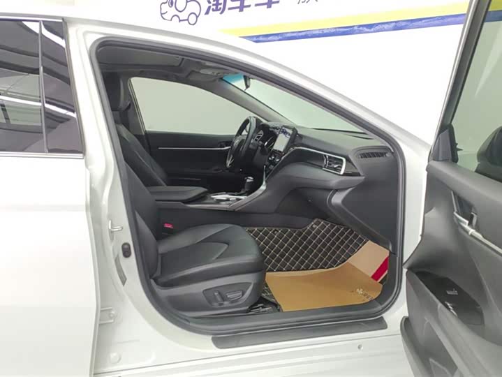 Фото 8 - Toyota Camry