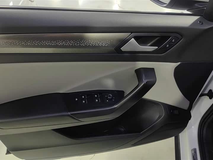 Фото 7 - Volkswagen T-Roc