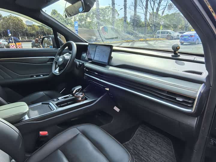 Фото 6 - Geely Okavango L