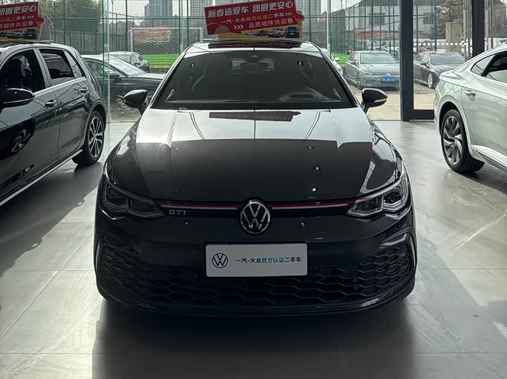 Фото 2 - Volkswagen Golf GTI