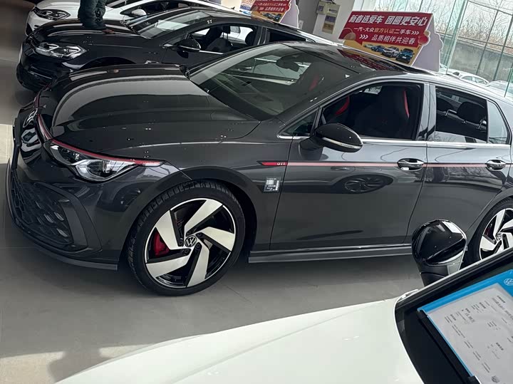 Фото 3 - Volkswagen Golf GTI