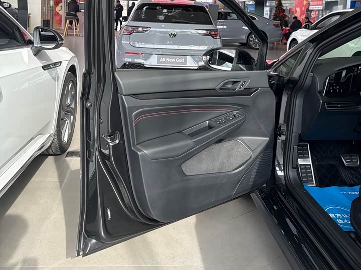 Фото 8 - Volkswagen Golf GTI