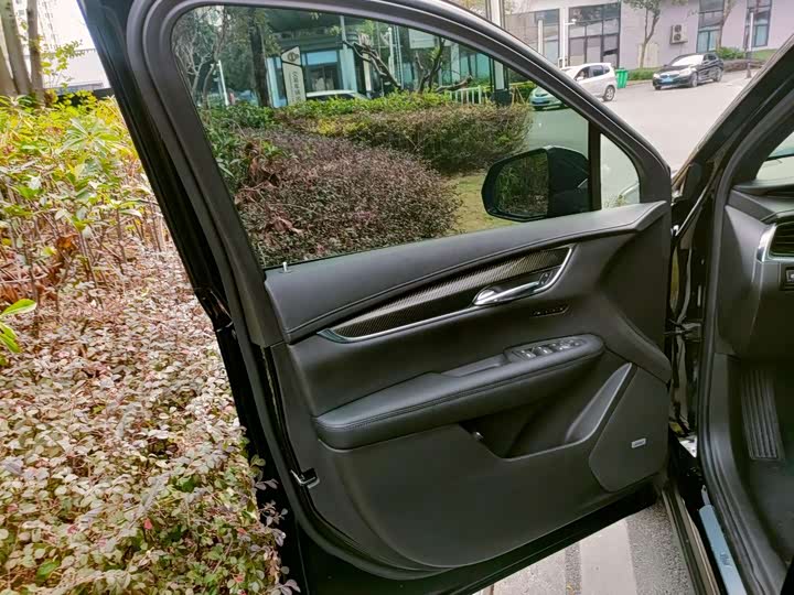 Фото 6 - Cadillac XT6