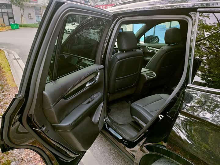 Фото 9 - Cadillac XT6