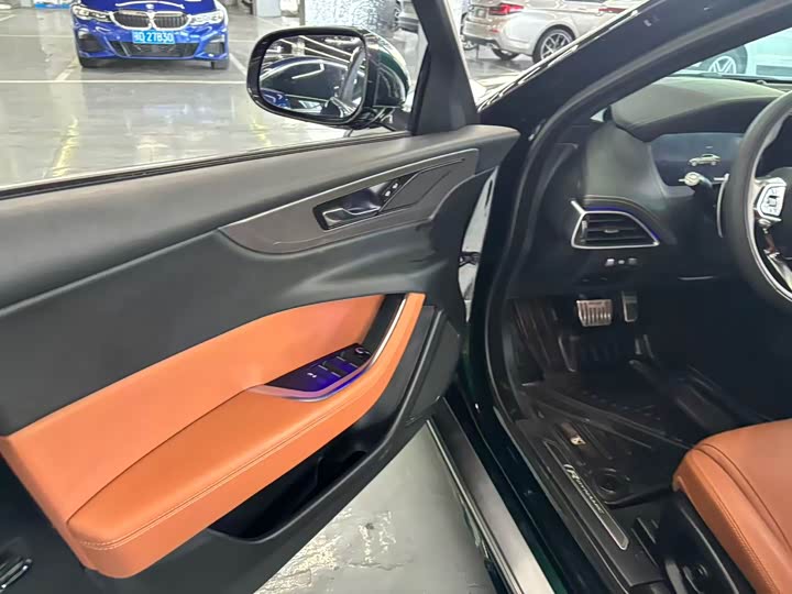 Фото 4 - Jaguar XE L